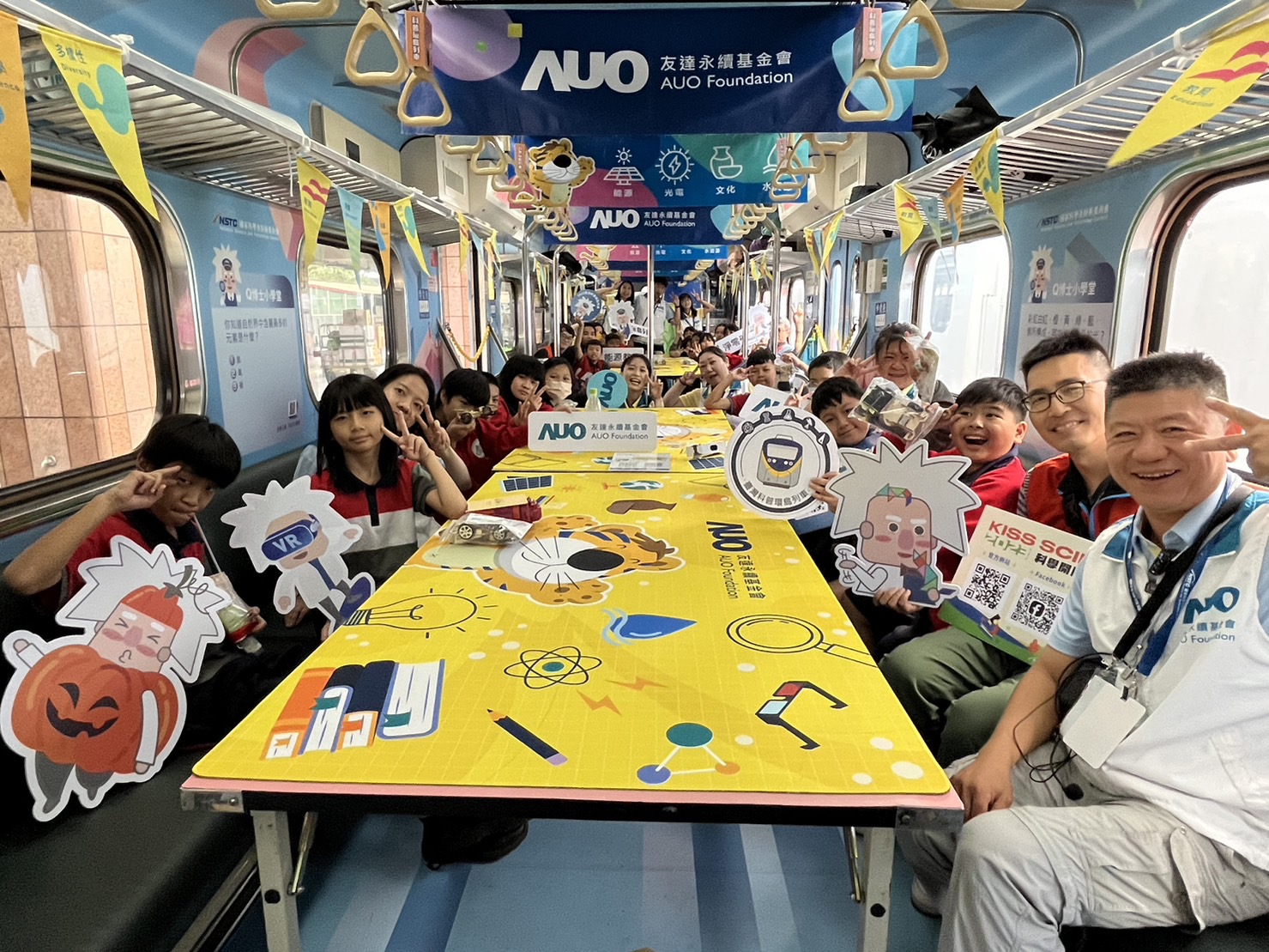 DB真人永續基金會參與「臺灣科普環島列車」，設計基礎科學車廂課程，以「淨零碳排和永續能源」為主題，讓學生透過創意實驗認識淨零知識，以及思考生活中的減碳行為